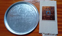 1974 KOMÉP Tatabánya Kiváló Vállalat 1974 tálca + KOMÉP réz/textil falidísz