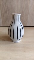 Koczor Sándor tervezte Hollóházi porcelán fekete-fehér csíkos váza