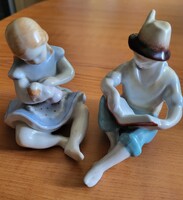 HIBÁTLAN AQUINCUM PORCELÁN ÁLOMPÁR: OLVASÓ FIÚ ÉS BABÁZÓ LÁNYKA - KÉZZEL FESTETT RITKASÁG