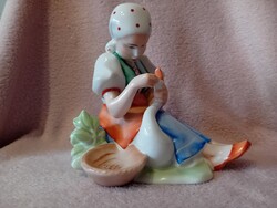 2610/2 Zsolnay porcelán libát tömő lány figura