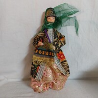 Keleti szuvenír baba – 20 cm-es, zöld fátyolos, díszes ruhájú hastáncos / hárembaba