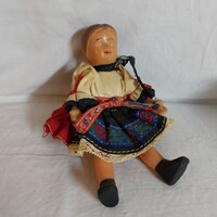 Retro népviseletes celluloid kisbaba – 15 cm-es, hímzett ruhás gyűjtői darab