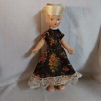 Retro népviseletes műanyag baba – 27,5 cm-es, virágos ruhás, szőke fonott hajú baba