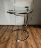 Eileen Gray E1027 lerakóasztalának reprodukciója