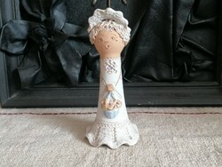 Győrbíró Enikő: Hölgy kosárral kerámia szobor  - 17 cm -
