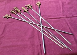 6 darab saslik, vagy grillnyárs 41 cm, réz figurális fejjel, fogóval 1960-80