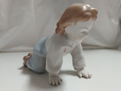 Zsolnay porcelán "Mászó baba" figura, Sinkó András terve