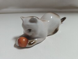 Zsolnay porcelán, pajzspecsétes Játszó cica figura, Sinkó András terve