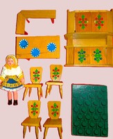 Csodaszép régi Iparművész DORA KUHN baba bútor játék szett 18 cm népviseletes babával egybe