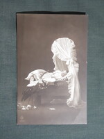 Képeslap,fotó művészet,gyerek modell kiságyban fekvő csecsemő,gólya madár,1910-