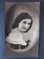 Antik fotólap elegáns fiatal nő gyöngysorral, műtermi női portré, Mona Lisa Fotóstúdió Budapest 1937