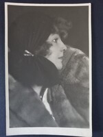 Antik fotólap elegáns nő prémes kabátban, művészi női profilportré, téli divat, karácsony, 1930