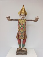 Antik indonéz ázsiai faragott festett hindu balinéz táncos szobor Indonézia Bali Ubud 291