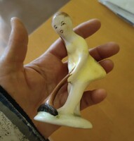Bodrogkeresztúri kerámia gereblyéző kislány figura