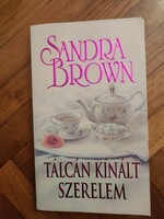 Sandra Brown Tálcán kínált szerelem ( kicsit megsárgultak a lapjai )