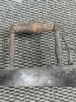 Antik, fa markolatú, vasmagos (vagy parazsas) vasaló réz