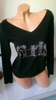 Divatos Elöl és Vállán Strasszos Blúz (Méret: XL – 2XL) Kód: BLUH 107