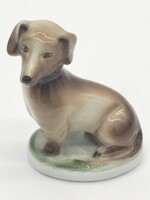 SZÉP FESTÉSŰ, HIBÁTLAN ZSOLNAY ÜLŐ TACSKÓ PORCELÁN KUTYA FIGURA
