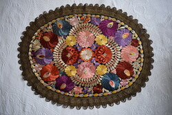Selyem hímzés antik mezőkövesdi , matyó terítő 63x50 cm + 5 cm fémszálas csipke