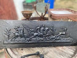 Antik öntöttvas fali plakett – Vadászjelenet szarvassal és lovasokkal 52x18 cm 3 kg