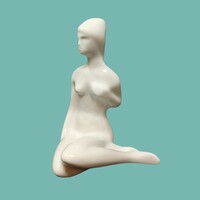 Porcelán ülő női akt figura