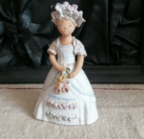 Győrbíró Enikő: Kishölgy virággal kerámia szobor  -  21,5 cm -