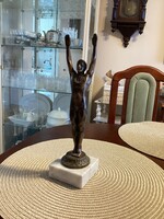 Atlétát ábrázoló bronz szobor , 26,5 cm .