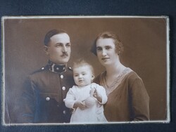 Antik fotó katonatiszt feleségével és kisgyermekével családi műtermi portré 1930 körül Békéscsaba