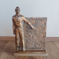 Régi bronz katona szobor a varsói szerződés tiszteletére