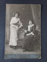 Két fiatal nő műtermi portréja, Gerber fényképészeti műterem, Budapest, 1900-as évek eleje