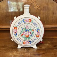 Kézzel festett, népi stílusú Hollóházi porcelán kulacs (pálinkás butella)