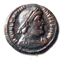 Roman bronze VALENTINIANUS Gloria Romanorum Emperor prisoner Bsis (P7)