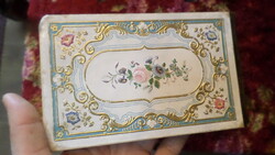 16 x 9,5 cm-es , nagyon régi emléklap gyűjtő dobozka + 8 db emlékbe adott írás / kép .