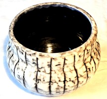 Hódmezővásárhelyi óriás kaspó. 17 cm magas, 18,5 cm átmérőjű, 1960-1970