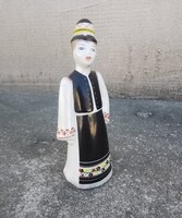 Hollóházi porcelán népviseletes figura.