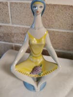Zsolnay , Török János tervezte figura , Lány szőlővel ,