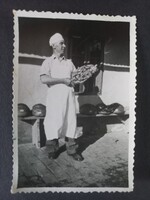 Régi fotó Egy pék kenyérrel - Orosháza 1941