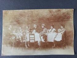 Antik fotó-képeslap Családi összejövetel a kertben, terített asztal gyermekekkel  1900-as évek eleje