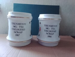 2 db régi porcelán korsó egyben-Tiszamenti MG. TSZ. Tiszakeszi,Nőnap 1986,1987