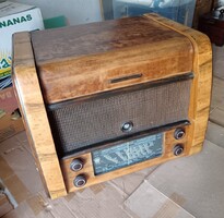 Orion radio with turntable