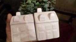 2 db 9x7x5 cm-es , kerámia házikó , rögzített , deres növénykével , jó állapotban , egyben .