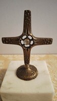 Stehkreuz mit Bergkristall (Bronz asztali kereszt )Tervező: Heinz Bergkemper (1925–2001)