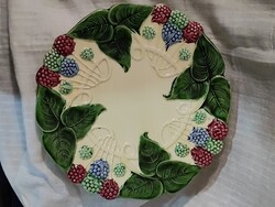 Antik, dombormintás körmöcbányai szedres majolika fali tál. 33,5 cm. 1800 as évek vége.