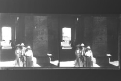 Antik sztereó üvegnegatív Európai turisták egy ókori egyiptomi templomnál 1900 kb. 6x13cm UT1