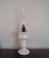 Fehér porcelán testű / talpazatú antik petróleumlámpa ( 46 cm )