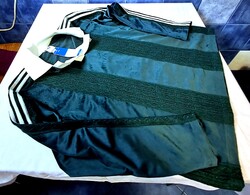 Női hosszúujjú Adidas felső. Photo Sample stúdiófotózásra használ mintadarab, Tömeggyártás előtt gyá
