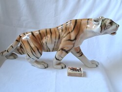 A legnagyobb méretű Royal Dux tigris porcelán figura
