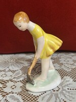 Bodrogkeresztúri gereblyéző kislány porcelán/kerámia figura – vintage