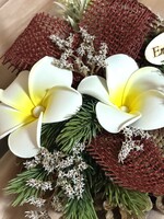 Sírdísz lakkozott toboz koszorú alapon, prémium virágfejekkel díszítve