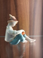 Hollóházi Porcelángyár olvasó, kalapos fiút ábrázoló porcelánfigura/porcelán/1960/70/.